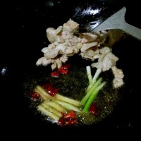 家常下饭菜~豆角炒五花肉的做法 图解5 -->