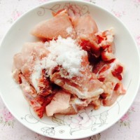 咸猪骨大白菜汤的做法 图解1 -->