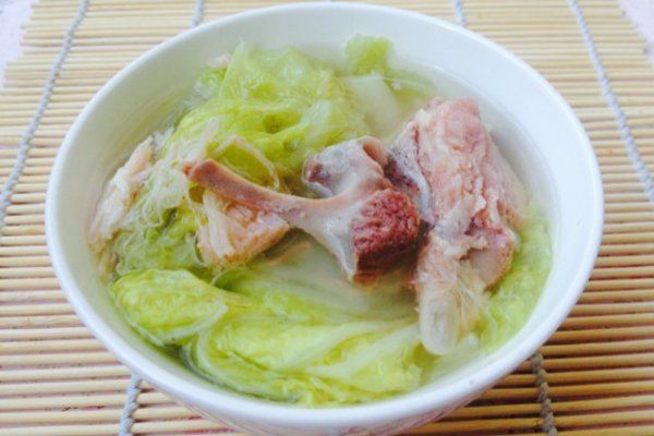 咸猪骨大白菜汤的做法
