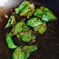 球小厨烧椒皮蛋的做法 图解4 -->