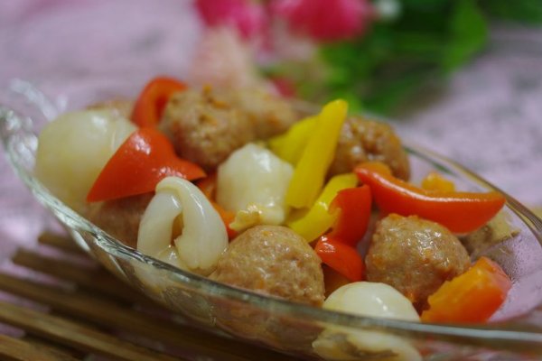 荔枝彩椒肉球的做法