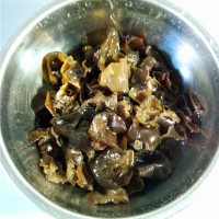 木耳番茄炒蛋的做法 图解1 -->