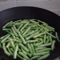 川味--回锅豇豆的做法 图解2 -->