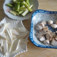 芦笋时蔬炒肉片的做法 图解3 -->