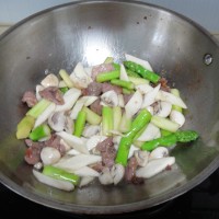 芦笋时蔬炒肉片的做法 图解9 -->