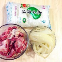 私房菜之酸菜炖排骨的做法 图解1 -->