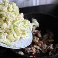 烧烤味的干煸花菜的做法 图解5 -->