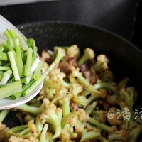 烧烤味的干煸花菜的做法 图解7 -->