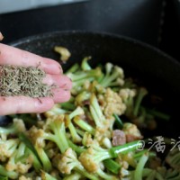 烧烤味的干煸花菜的做法 图解8 -->