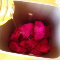 年轻的秘密:玫瑰蜂蜜火龙果酱的做法 图解1 -->
