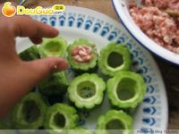 夏季吃苦----苦瓜酿肉的做法 图解2 -->