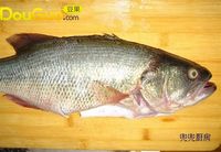 双色剁椒鲈鱼的做法 图解1 -->
