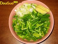 蒜薹回锅肉的做法 图解3 -->