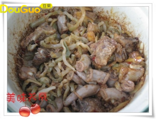 美味小煲之一排骨粉肠煲的做法