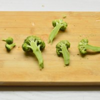 三颗小树——白灼西兰花的做法 图解4 -->