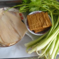 香干芹菜炒鱿鱼的做法 图解1 -->