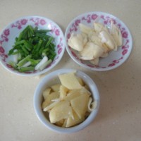 香干芹菜炒鱿鱼的做法 图解2 -->