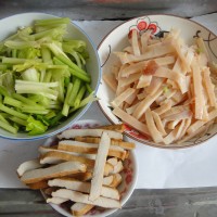 香干芹菜炒鱿鱼的做法 图解3 -->