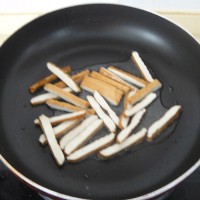 香干芹菜炒鱿鱼的做法 图解5 -->