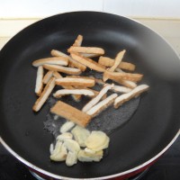香干芹菜炒鱿鱼的做法 图解6 -->