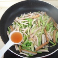 香干芹菜炒鱿鱼的做法 图解8 -->