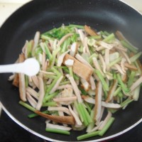 香干芹菜炒鱿鱼的做法 图解9 -->