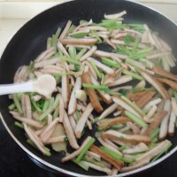 香干芹菜炒鱿鱼的做法 图解10 -->