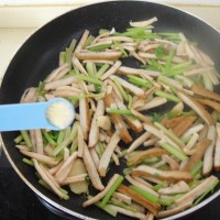 香干芹菜炒鱿鱼的做法 图解11 -->