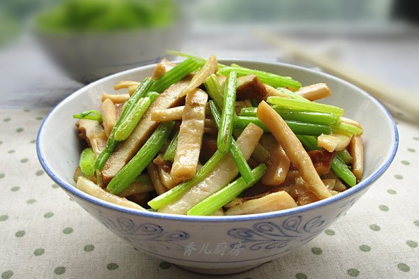 香干芹菜炒鱿鱼的做法