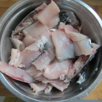 激起味蕾的酸辣开胃菜——泡椒酸菜鱼的做法 图解2 -->