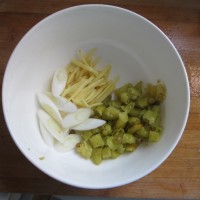 激起味蕾的酸辣开胃菜——泡椒酸菜鱼的做法 图解3 -->