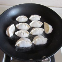 佛手瓜三鲜锅贴 的做法 图解11 -->