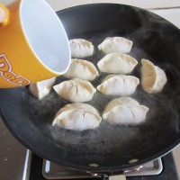 佛手瓜三鲜锅贴 的做法 图解12 -->