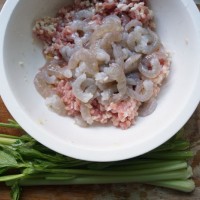 鲜虾芹菜大馄饨 的做法 图解3 -->