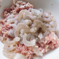 鲜虾芹菜大馄饨 的做法 图解4 -->
