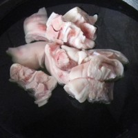 花生焖猪手的做法 图解1 -->