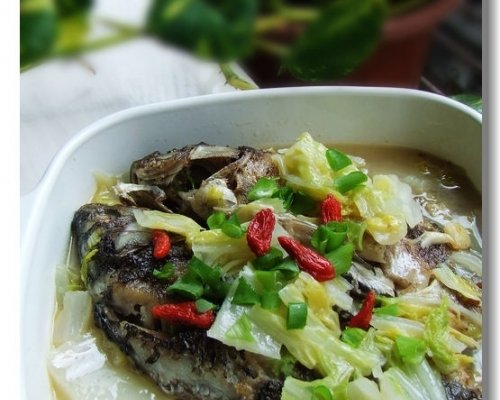 白菜炖鲫鱼的做法