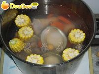 老母鸡鲍鱼玉米汤----亚运美食的做法 图解4 -->