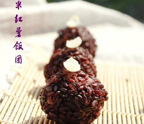 紫米红薯饭团的做法