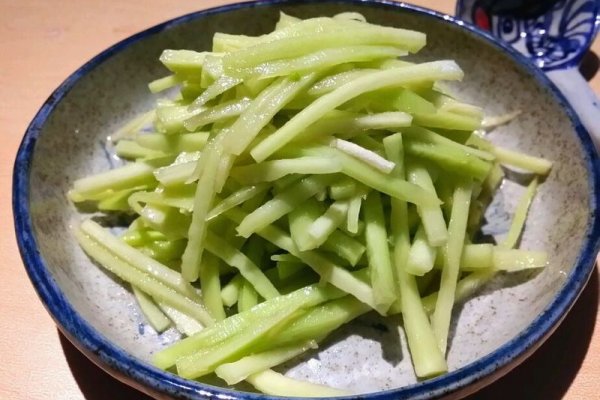 小清新----凉拌西兰花梗的做法