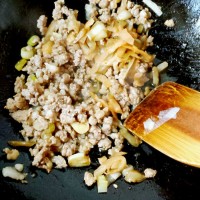 榨菜肉末粉丝煲–乌江榨菜的做法 图解7 -->