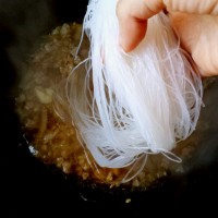 榨菜肉末粉丝煲–乌江榨菜的做法 图解11 -->