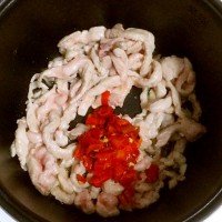 元气早餐——剁椒榨菜肉丝面 的做法 图解2 -->