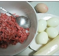 红烧狮子头的做法 图解1 -->