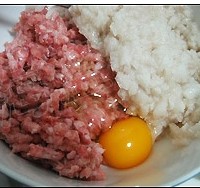 红烧狮子头的做法 图解3 -->