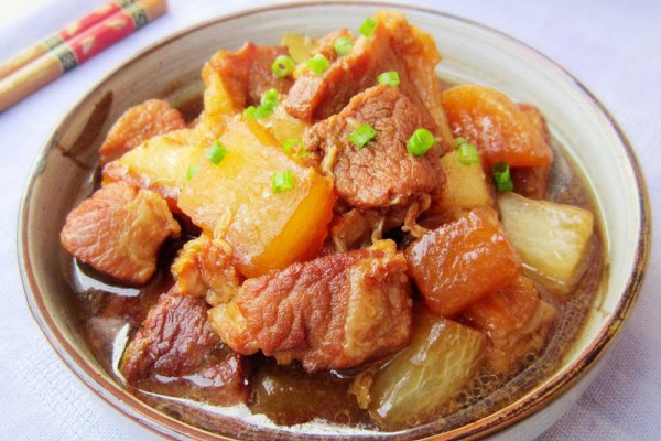 猪肉炖萝卜—冬季暖身的做法