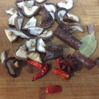 香菇板栗焖鸡的做法 图解1 -->