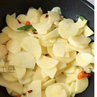 自制土豆鸡块的做法 图解2 -->