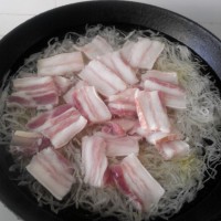 东北酸菜汆白肉的做法 图解1 -->