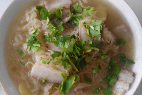 东北酸菜汆白肉的做法